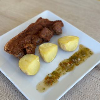 Chicharrón con papas 
