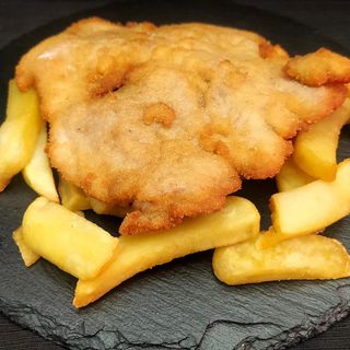 Muslo de Pollo Rebozado Con Patatas