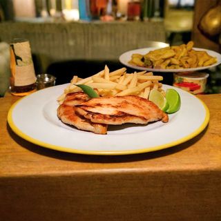 Bifinhos de frango grelhado,c/arroz e batata frita