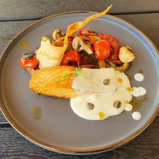 File de somon la cuptor cu sos butter lemon și legume sote 