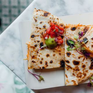 Quesadilla De Tinga De Pollo Y Queso Ahumado