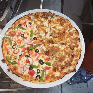 18. Pizza De Pollo Con Verduras