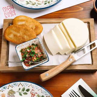 ყველი სულგუნი მჭადით