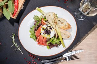  Salata de buratta, avocado, grepfruit si fenicul prajit