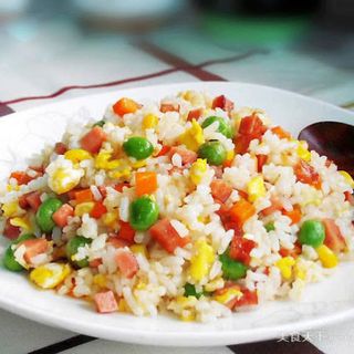 Riso saltato con le verdure e uovo strapazzato 什菜炒饭