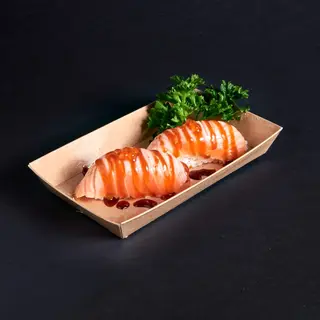 Nigiri Salmón Flameado con Huevas de Ikura y Salsa Teriyaki