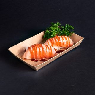 Nigiri Salmón Flameado con Huevas de Ikura y Salsa Teriyaki