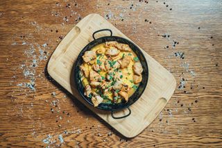 PUI LA TIGAIE CU MUJDEI ȘI MĂMĂLIGUȚĂ