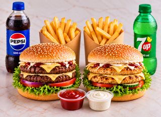 Burger dublu vită + Burger dublu pui + 2 cartofi pai + 2 băuturi