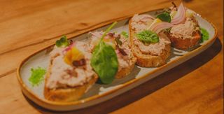 Bruschette cu ton, capere şi scalii de ceapă