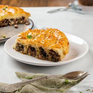 Borek - pasta sfoglia, carne, cipolla