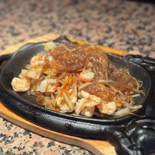 Spaghetti di soia con frutti di mare alla piastra