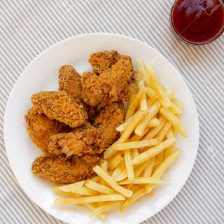 (OFERTA) ALITAS Y MUSLOS DE POLLO (5 UNIDADES)  CON PATATAS 