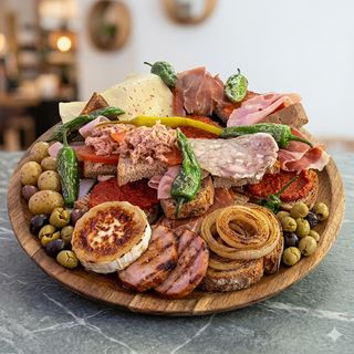 2 Rebanadas Lomo Con Cebolla Caramelizada Y Rulo De Cabra