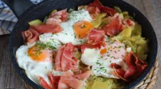 Huevos rotos con jamón asado