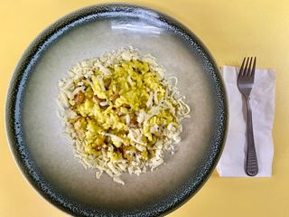 Жълто ризото с пилешко и стафиди (400г)