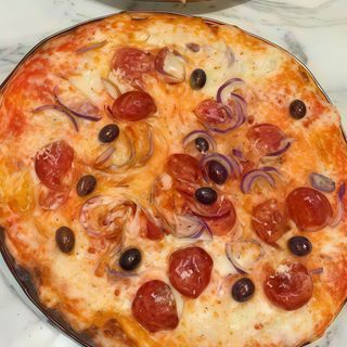 Bianca con mozzarella, salame, patatine e olive - normale