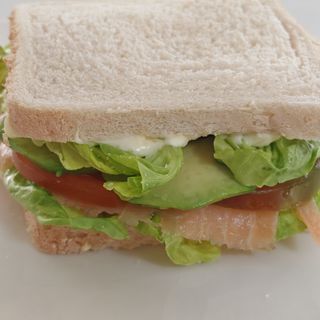Sandwich con salmón 