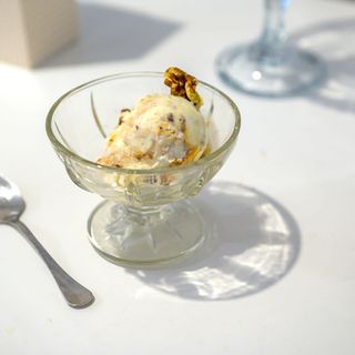 Inghetata cu vanilie, nuci pecan si caramel sarat 