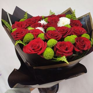 Bouquet des Roses rouges verdure 