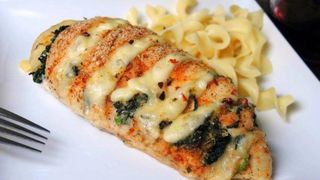 Piept de pui umplut cu feta și bacon