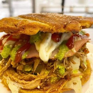 Patacón Relleno De Carne Desmechada Y Jamón