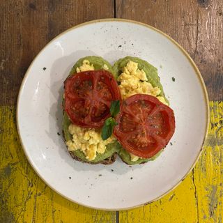 OnToast avocado e pomodori