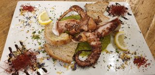 Polipo alla piastra su vellutata di piselli