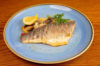 FILE DE LUP DE MARE PE PLITA