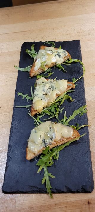 Bruschete cu branzeturi fine