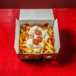 Patatine con wurstel e provola