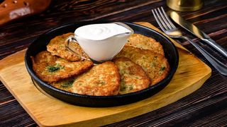 Деруни зі смаженими яйцями та беконом (330г)