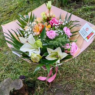 Buchet cu crin si gypsophila