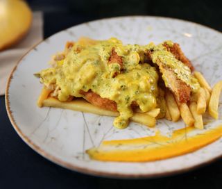 Panko pohovana piletina sa pomfitom u curry sosu