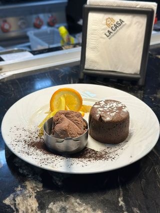 Fondant au chocolat et sa boule de glace vanille