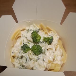 Tagliatelle z sosem śmietanowo-brokulowym  +parmezan