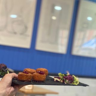 Queso Frito Con Mermelada De Frambuesa