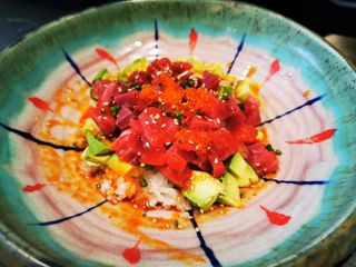 121. Poke Atún Con Tobiko