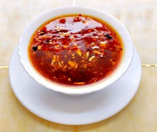 Supă acră și picantă