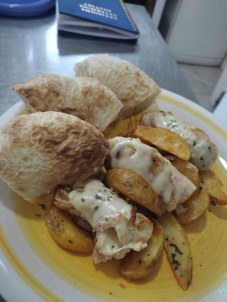 Punjeni pileći file sa aromaticnim krompirom 