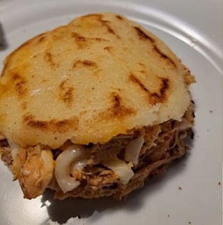 Arepa Carne Mechada ( 10 cms)