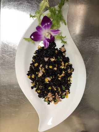 48 Riso nero con gamberi 黑虾饭