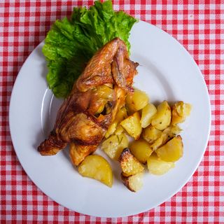 Mezzo pollo allo spiedo con patate al forno + Coca Cola lattina 330 ml