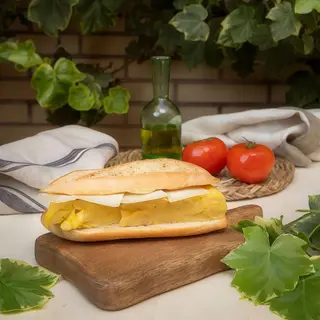 Bocadillo De Tortilla Y Queso Manchego