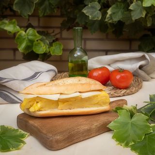 Bocadillo De Tortilla Y Queso Manchego