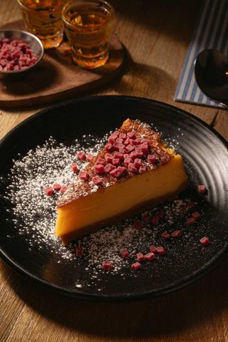 Tarta de lima-maracuyá con polvo de frambuesa