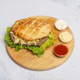 Hamburger u lepinji s 2 pljeskavice