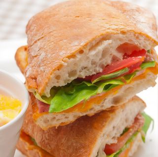 Bocata de pollo y huevo