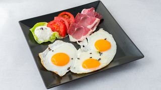 Jaja na oko sa pršutom