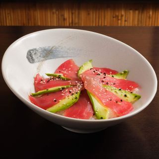 114. Chirashi con tonno e avocado